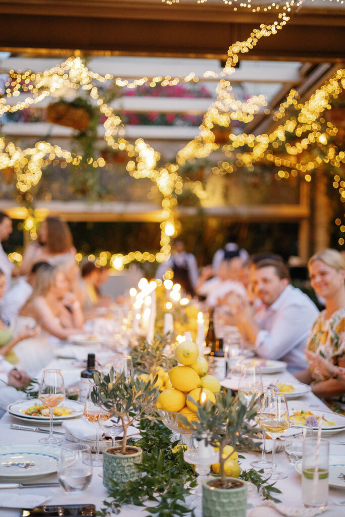 Gäste beim Willkommensabendessen einer Destination Hochzeit