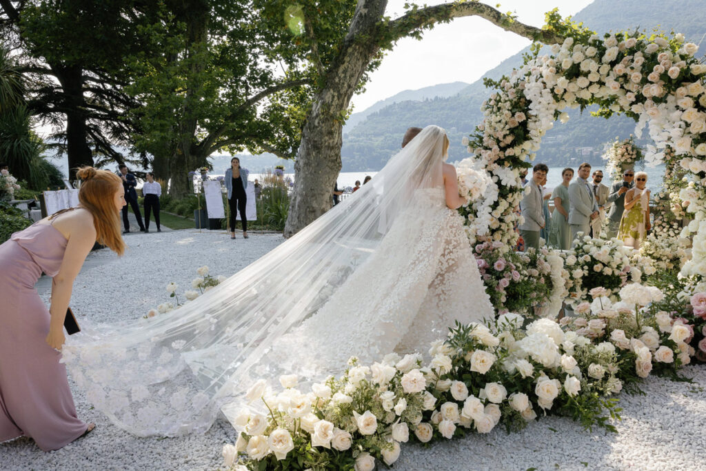 Destination-Hochzeitsplanerin hilft Braut mit Ihrem Schleier