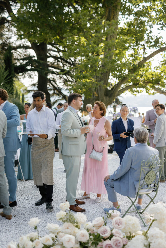 Gäste beim Champagner Empfang am Comer See