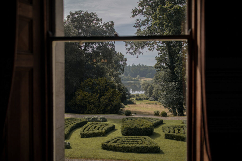 Blick in den Garten aus dem Haupthaus von Hilton Park.