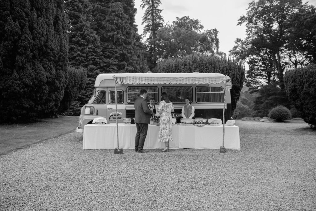 Foodtruck beim Sektempfang einer Hochzeit