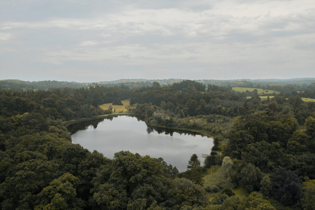 Drohnenaufnahme vom Hilteon Park Gelände mit See