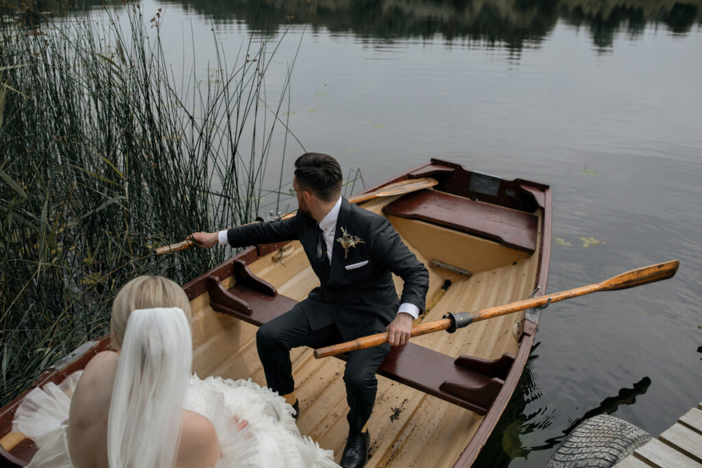 Brautpaar im Ruderboot