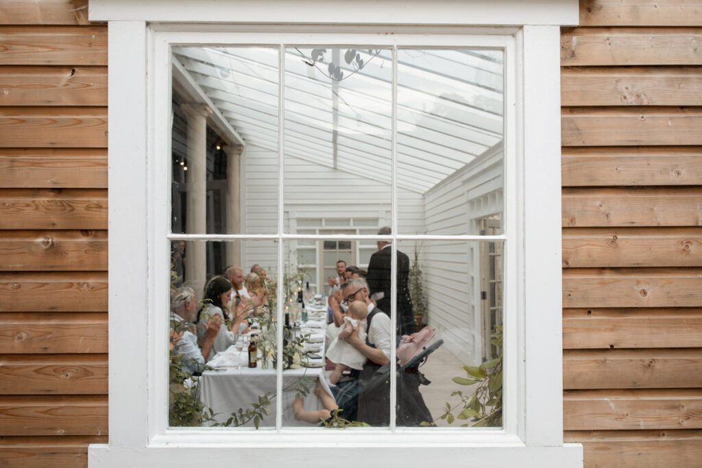 Blick durchs Fenster in den Speisesaal des Hilton Park