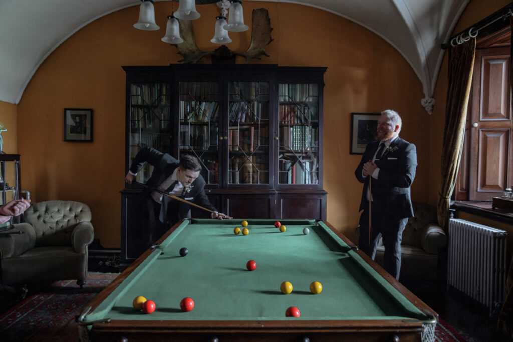 Trauzeugen spielen Billiard