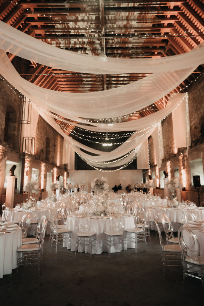 Dinner Setting im Schloss Ellwangen mit Ghost Stühlen