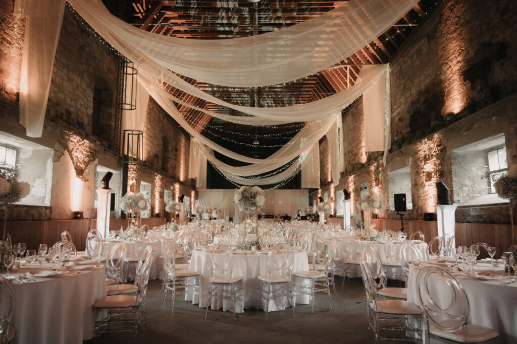 Dinner Setting im Schloss Ellwangen mit Ghost Stühlen