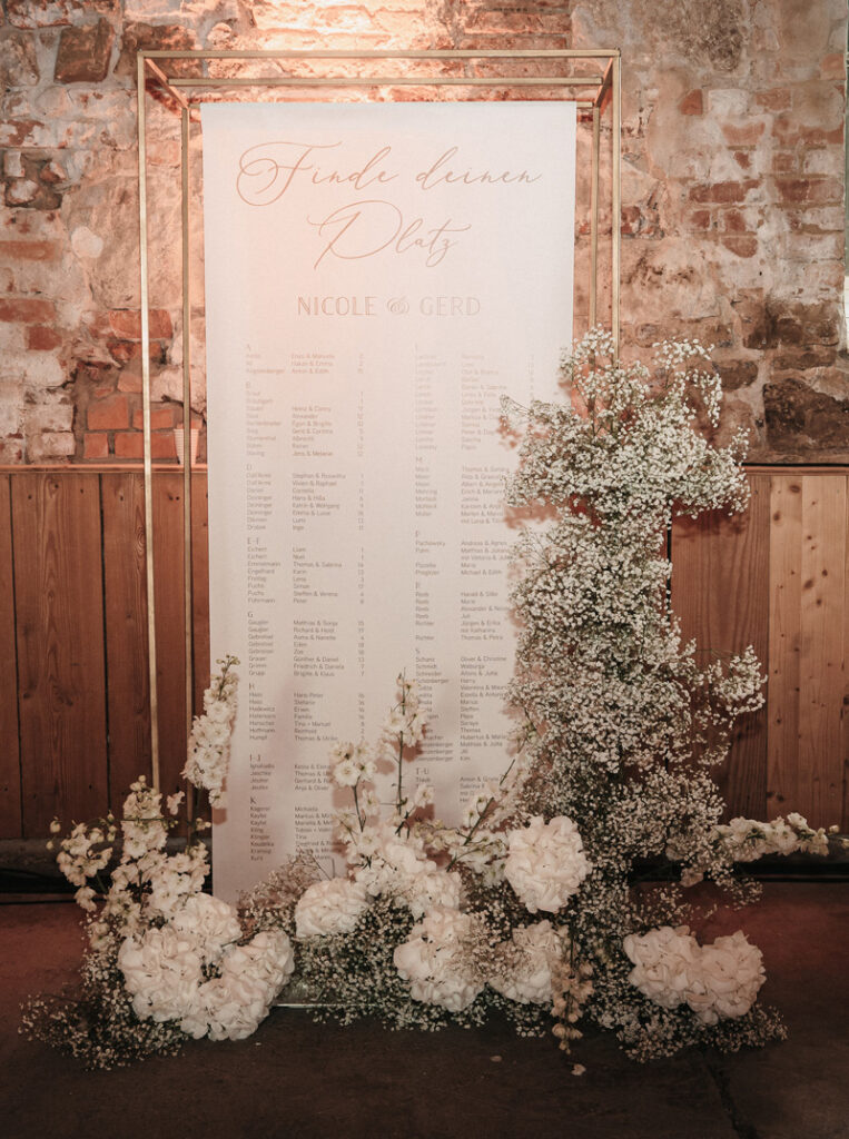 Sitzplan in Weiß Gold mit Blumenschmuck