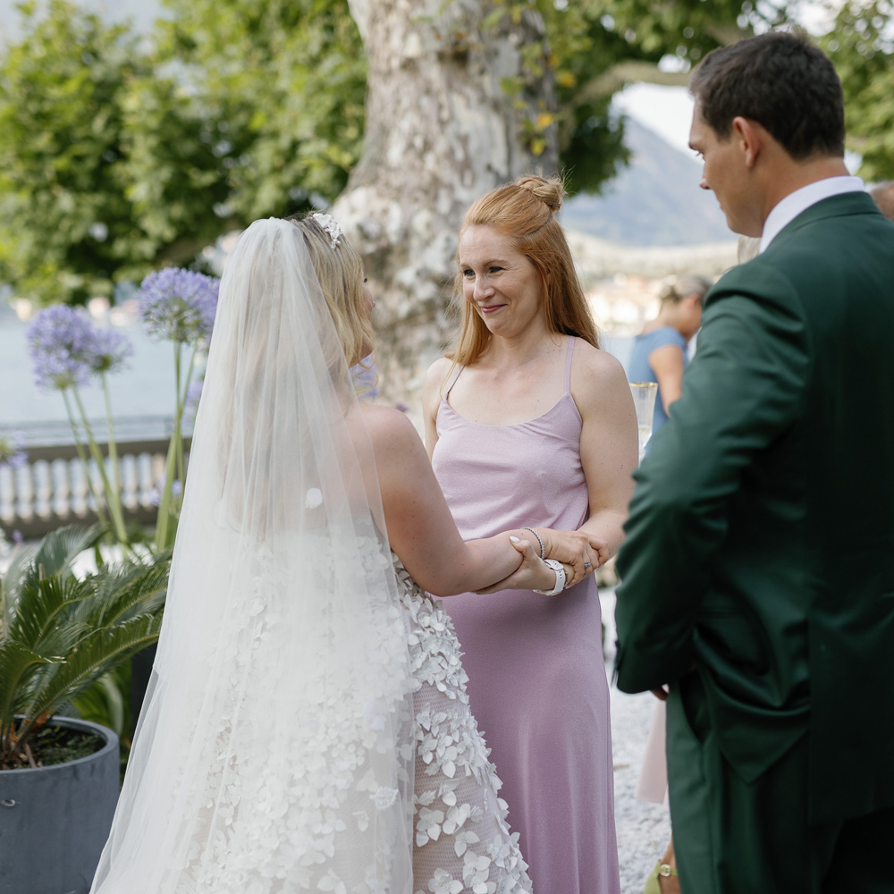 The bridal couple is talking to Lena Freitag, thanking her