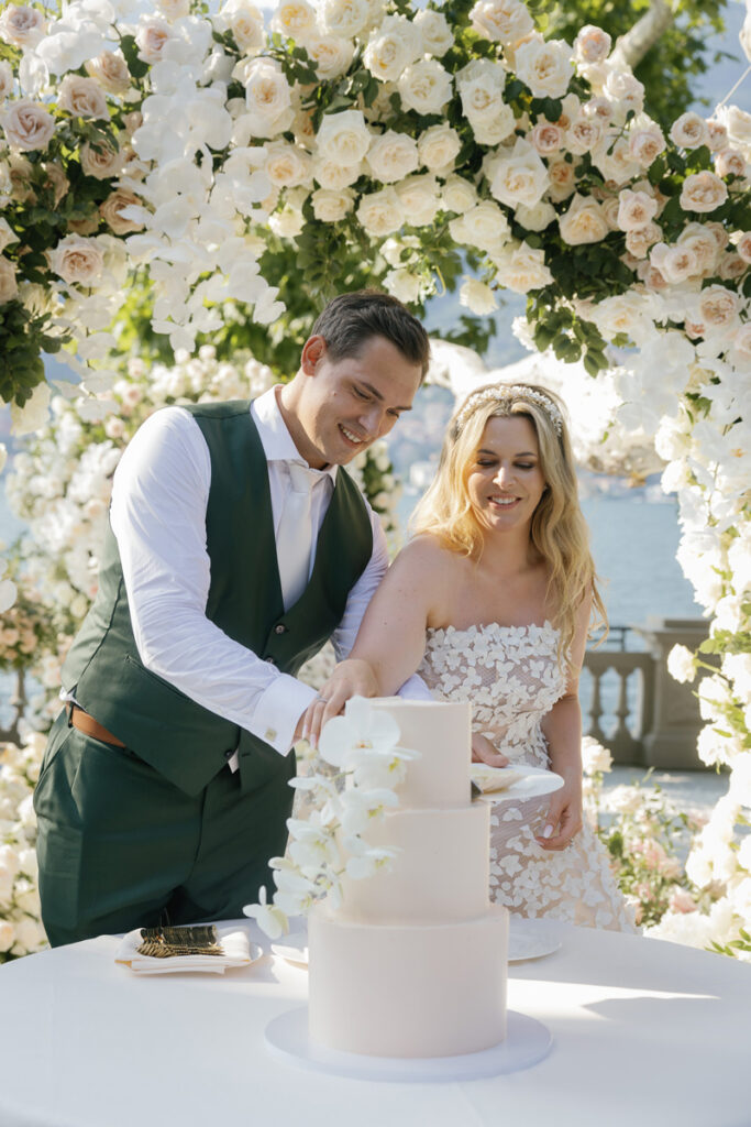 Bridal Couple cuts the wedding Cake at Mandarin Oriental