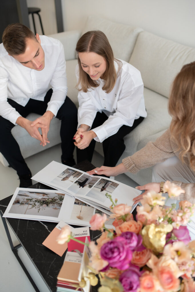 Hochzeitsplanerin bei einer Besprechung mit Kunden