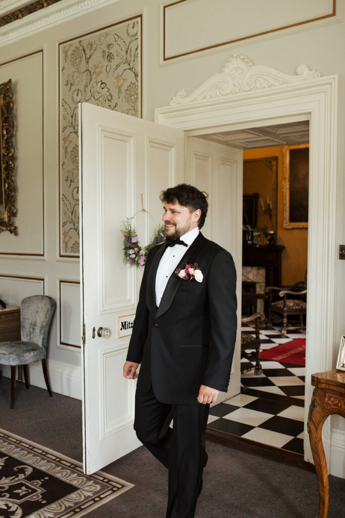 Bräutigam beim First Look mit seiner Familie