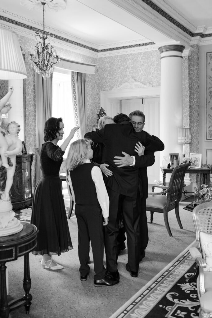 Bräutigam beim First Look mit seiner Familie