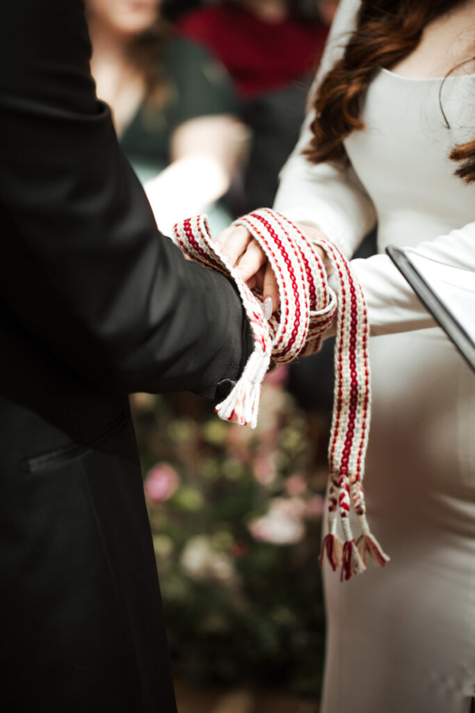Handfasting während Trauung.
