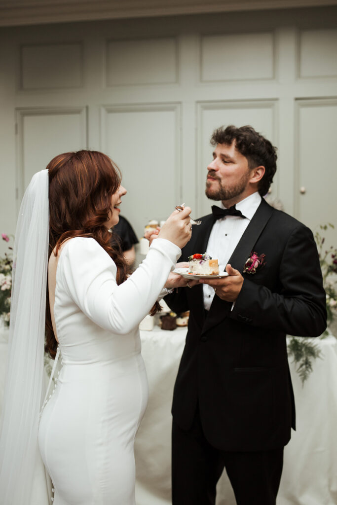 Braut und Bräutigam probieren Hochzeitstorte