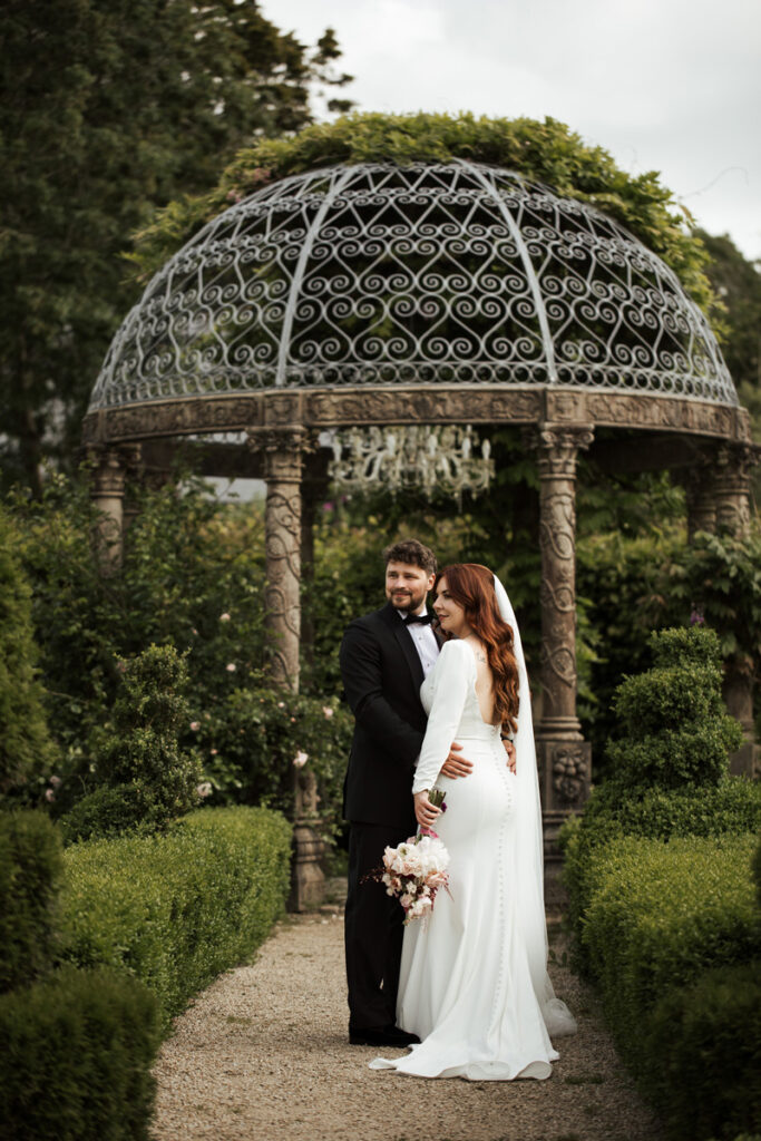 Braut und Bräutigam im Garten von Ballyseede Castle