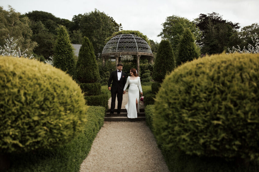 Brautpaar im Garten vom Ballyseede Castle