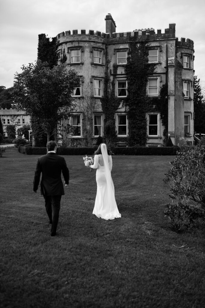 Braut und Bräutigam im Garten von Ballyseede Castle