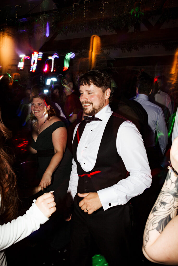 Bräutigam während der Party