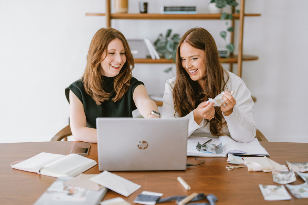 Team Lena Freitag Weddings bei der Arbeit im Büro