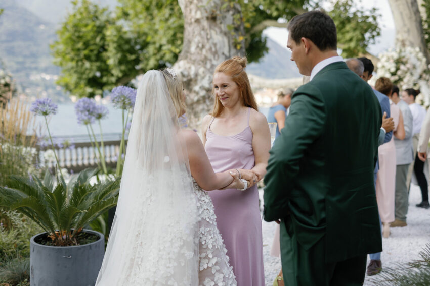 The bridal couple is talking to Lena Freitag, thanking her