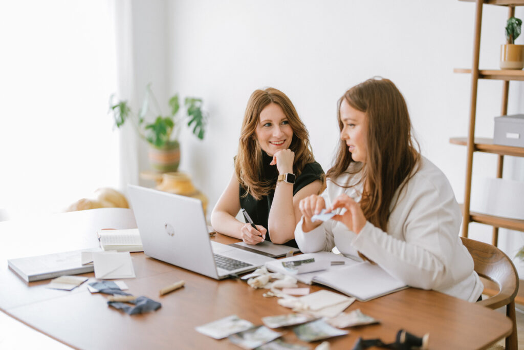 Lena Freitag und Assistentin beim erstellen eines Designs