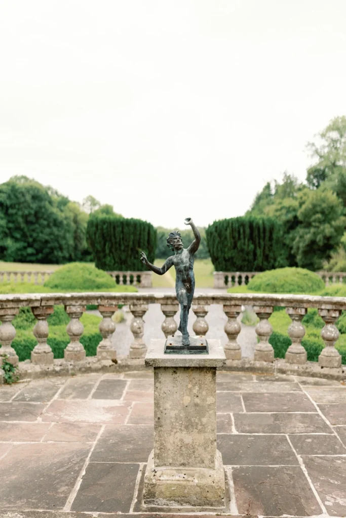 Klassische Steinstatue in den historischen Gartenanlagen der exklusiven Hochzeitslocation Gloster House