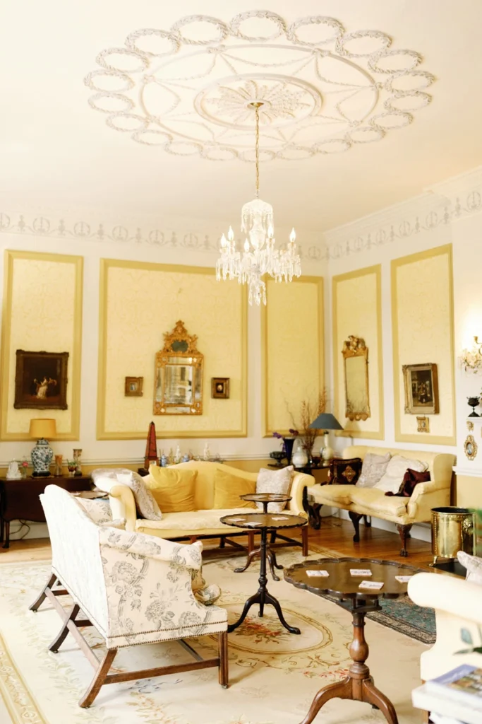 Der elegante Gelbe Salon in Gloster House für ein exklusives Hochzeitswochenende in Irland