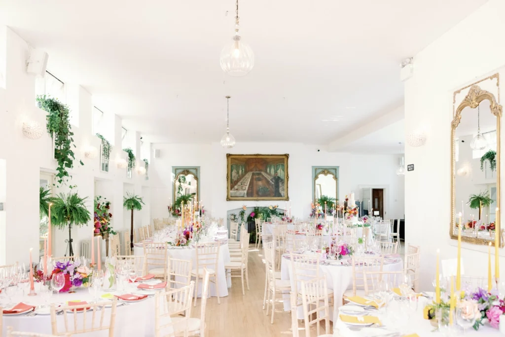 Exklusiv dekoriertes Hochzeitsdinner im eleganten Speisesaal des Herrenhauses Gloster House