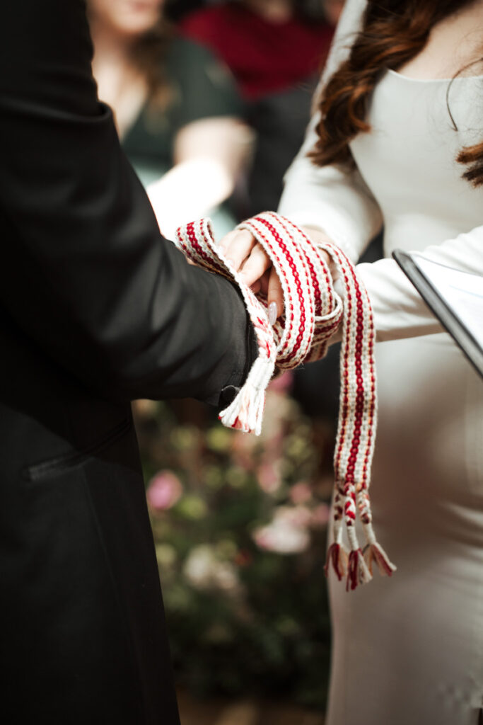 Ein keltisches Handfasting-Ritual im Rahmen einer luxuriösen Hochzeitszeremonie in Irland, organisiert von Lena Freitag Weddings.