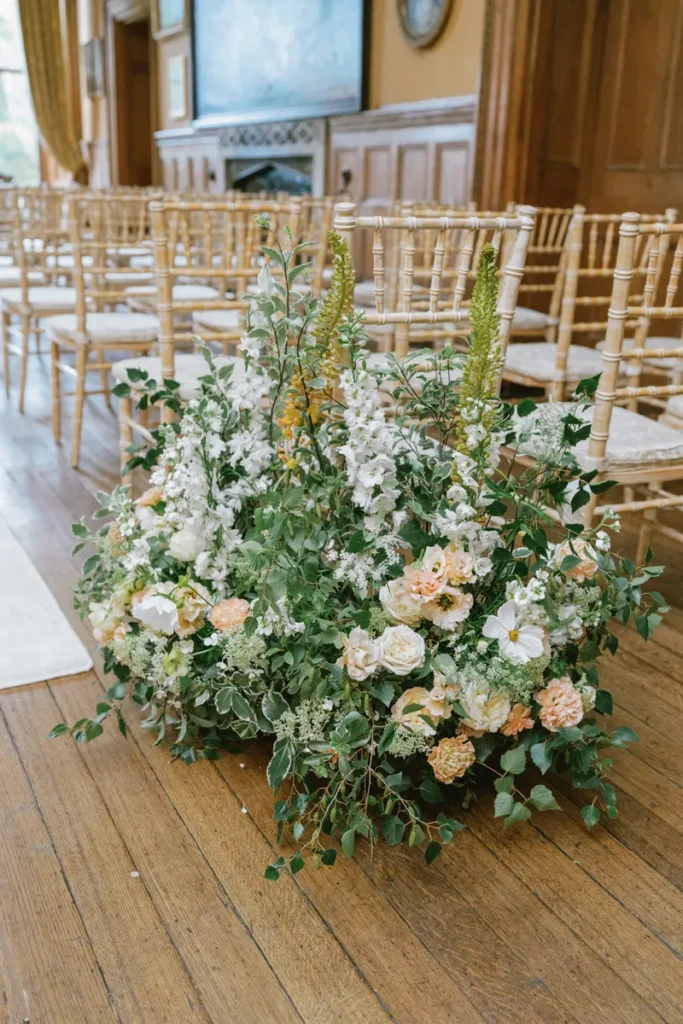 Eleganter Blumenschmuck entlang des Mittelgangs bei der Trauung in Castle Leslie