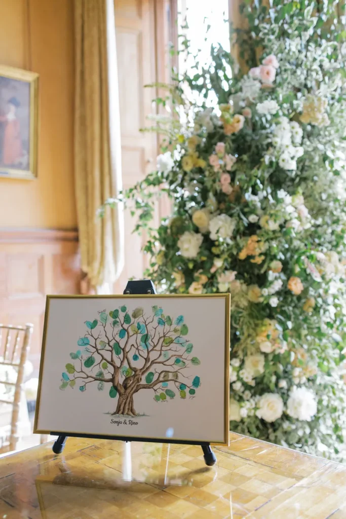 Künstlerisch gestalteter Papier-Wunschbaum als Gästebuch-Idee für eine Destination Wedding