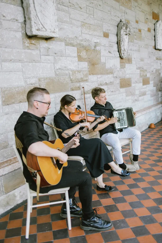 Traditionelle irische Band spielt live beim Sektempfang im Freien auf Castle Leslie